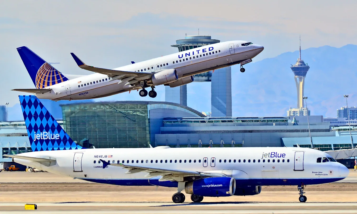 United and JetBlue aircraft (Tomás Del Coro)