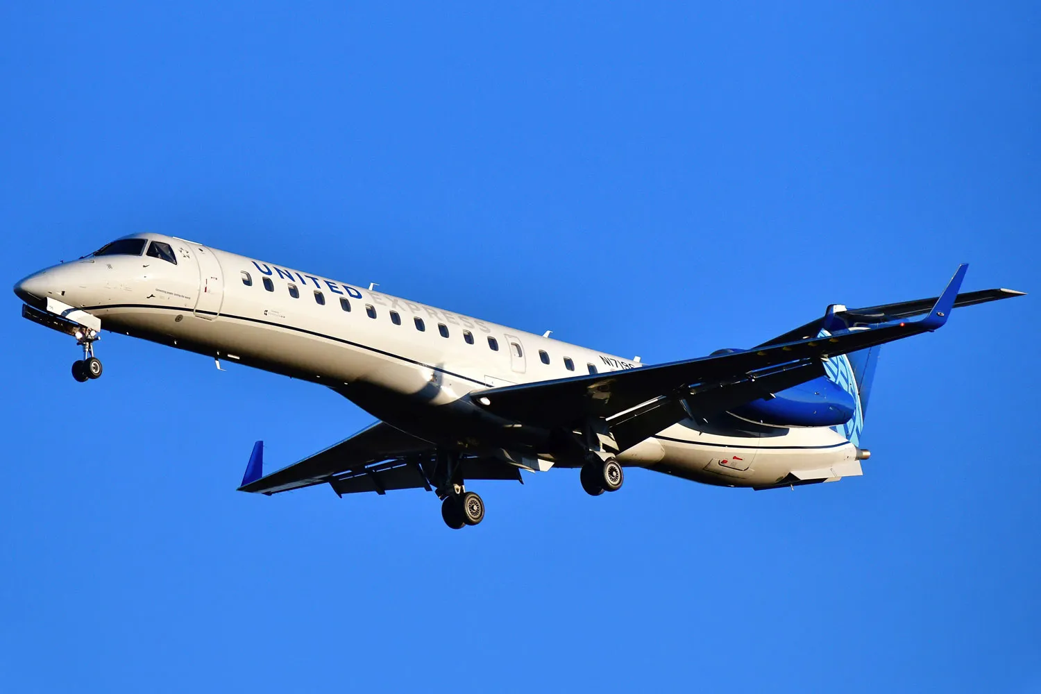 CommuteAir ERJ 145 in service with United Express (Rei Findley)