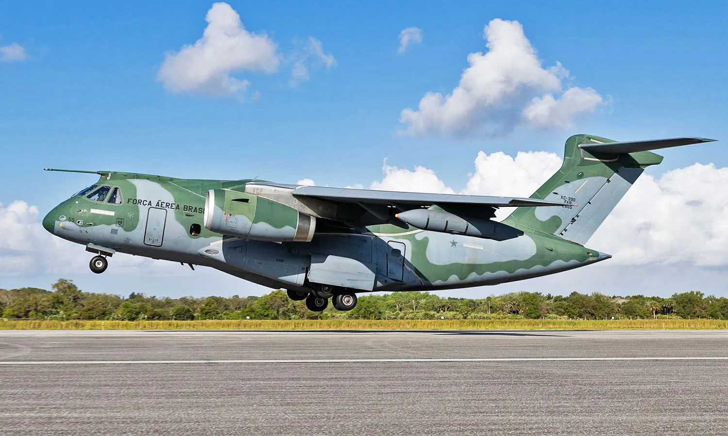The KC-390 takes off from NASA's Kennedy Space Center (Embraer)