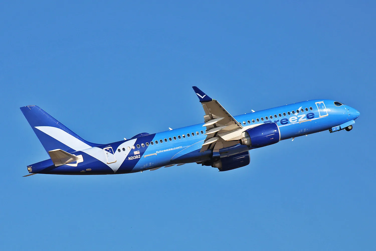 Breeze Airways Airbus A220-300 (ZLEA)